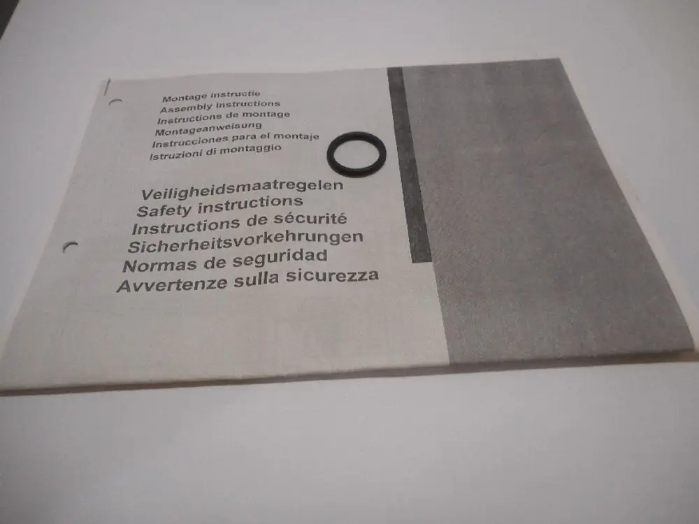 Montageanleitung von Remeha mit Sicherheitsinstruktionen in verschiedenen Sprachen, ergänzt durch einen schwarzen O-Ring auf dem Deckblatt.